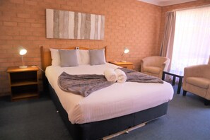 Chambre Deluxe, 1 grand lit | Literie de qualité, lit avec matelas Tempur-Pedic, bureau