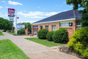 Property entrance - Golden Chain Aalana Motor Inn (Cowra)