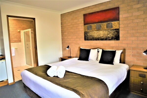 Executive King Room | Premium bedding, Tempur-Pedic beds, desk, laptop workspace - Golden Chain Aalana Motor Inn (Cowra)