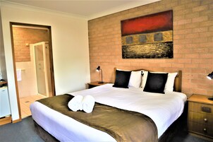 Quarto executivo, 1 cama King | Roupas de cama premium, camas Tempur-Pedic, escrivaninha