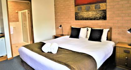 Golden Chain Aalana Motor Inn