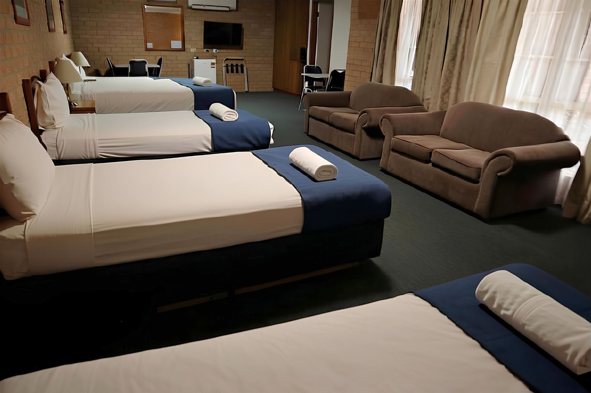 Familiekamer (6 People) | Luxe beddengoed, Tempur Pedic-bedden, een bureau, een laptopwerkplek