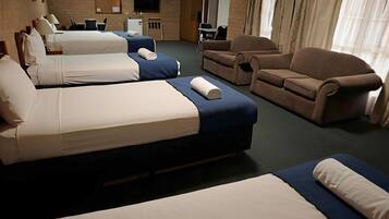 Familiekamer (6 People) | Luxe beddengoed, Tempur Pedic-bedden, een bureau, een laptopwerkplek