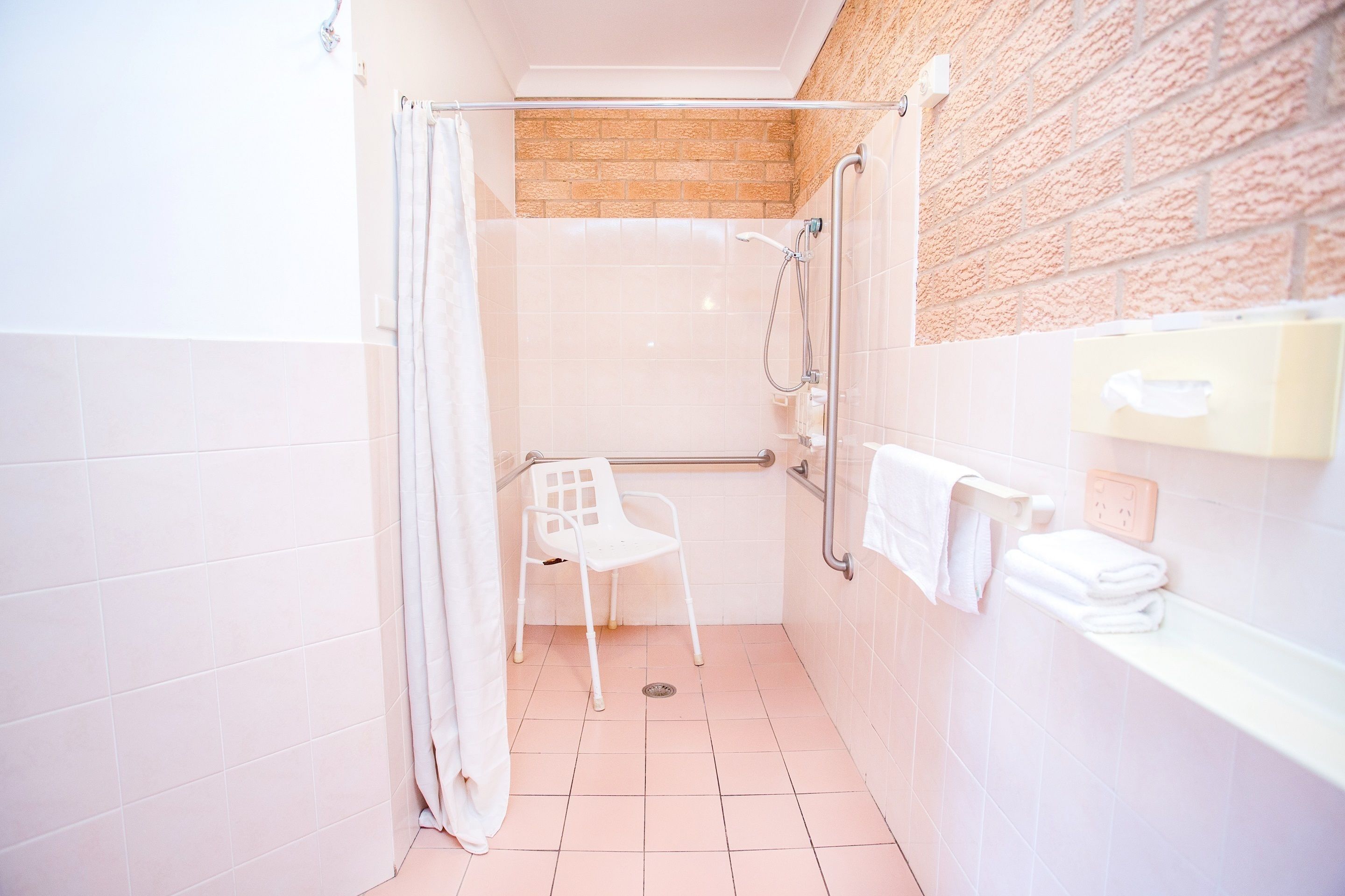 Accessible Twin Room (1 Queen and 1 Single Bed) | Bathroom