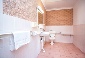 Accessible Twin Room (1 Queen and 1 Single Bed) | Bathroom - Golden Chain Aalana Motor Inn (Cowra)