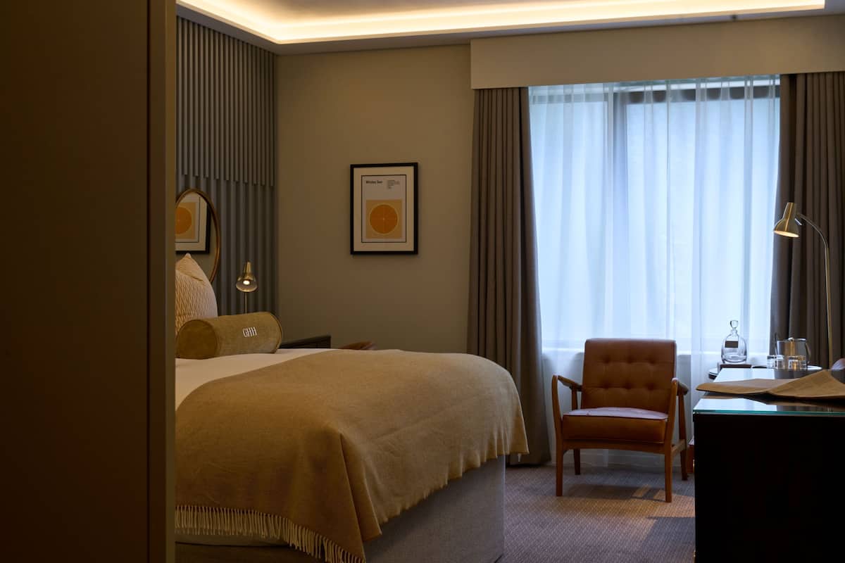 Standard Room, 1 King Bed | Egyptian cotton sheets, in-room safe, blackout curtains