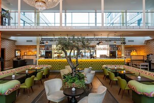 2 restaurants, breakfast, lunch, dinner served; British cuisine