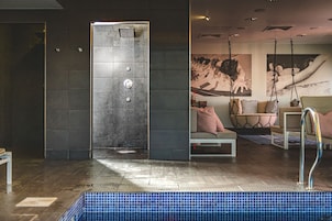 Salas de tratamiento para parejas, un sauna, baño turco