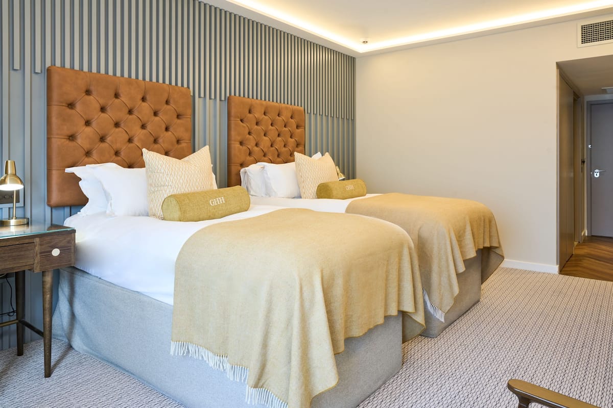 Roupas de cama de algodão egípcio, cofres nos quartos, escrivaninha