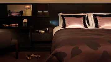 Una camera da letto con un letto, un comodino, una sedia e una scrivania.