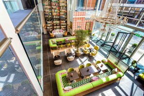 2 restaurants, breakfast, lunch, dinner served; British cuisine 