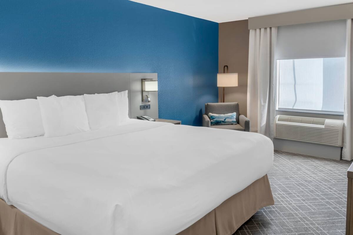 Standard Room, 1 King Bed, Accessible, Non Smoking | In-room safe, desk, soundproofing, iron/ironing board