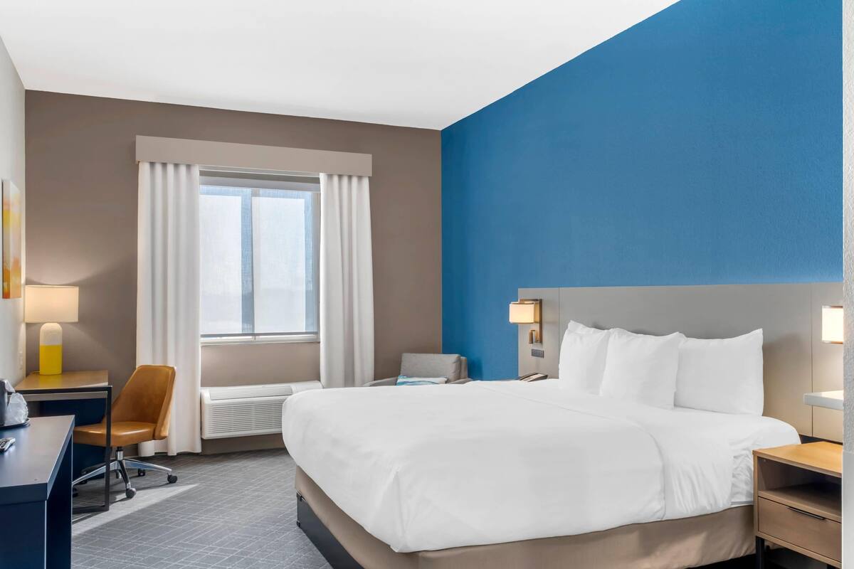 Standard Room, 1 King Bed, Non Smoking | In-room safe, desk, soundproofing, iron/ironing board