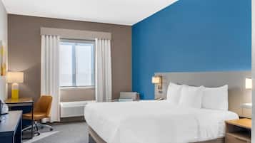 Standard Room, 1 King Bed, Non Smoking | In-room safe, desk, soundproofing, iron/ironing board