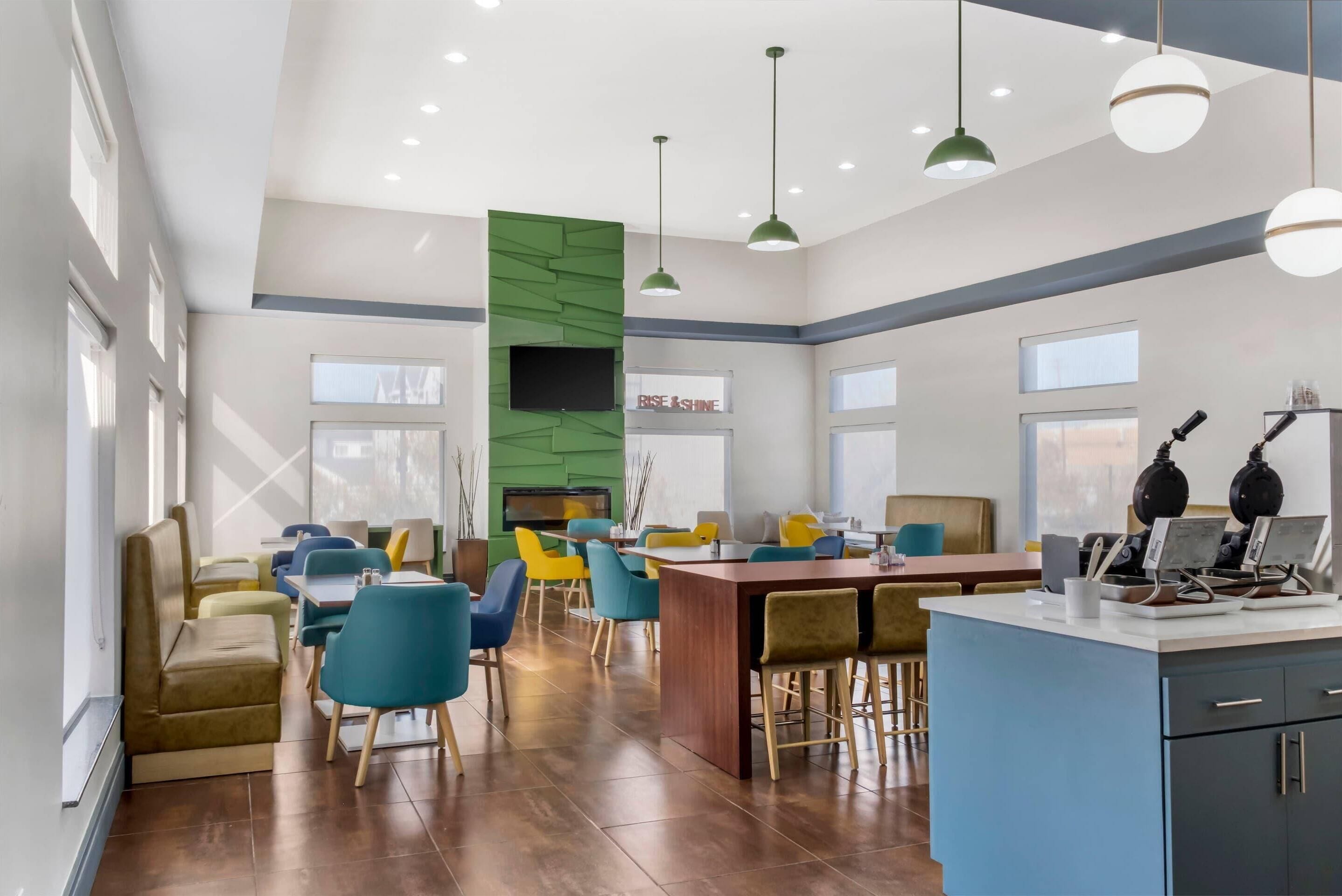 朝食 (ビュッフェ)、毎日提供 (無料)