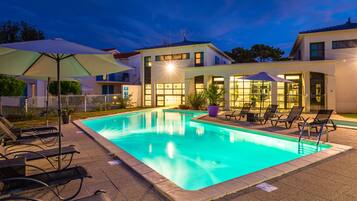 Kolam renang terbuka bermusim