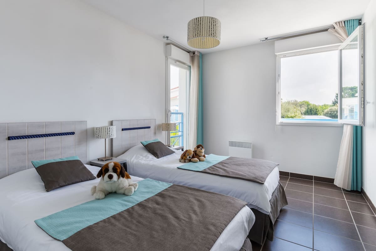 Iron/ironing board, cribs/infant beds, WiFi