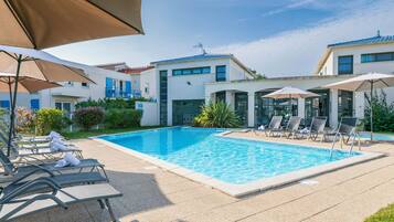 Kolam renang terbuka bermusim