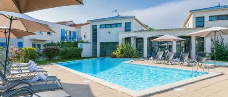 Piscine extérieure en saison