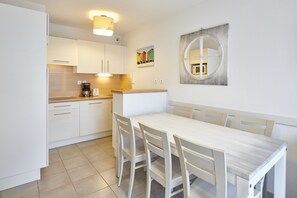 Apartamento, 2 quartos | Cozinha privada | Geladeira grande, micro-ondas, cooktop, lava-louças
