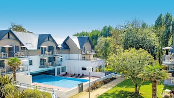 Een binnenzwembad, een seizoensgebonden buitenzwembad en ligstoelen