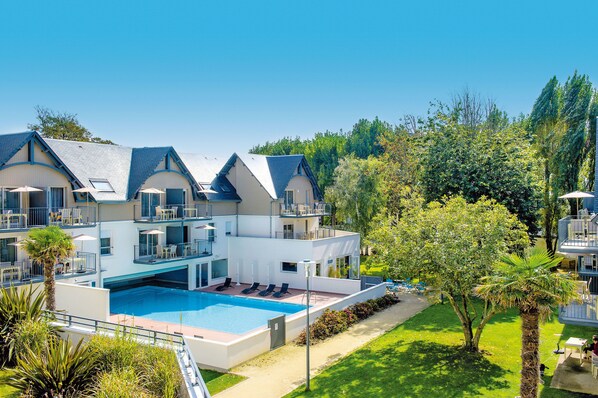 Hồ bơi trong nhà, hồ bơi ngoài trời phục vụ theo mùa, ghế dài tắm nắng 