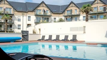 Een binnenzwembad, een seizoensgebonden buitenzwembad en ligstoelen