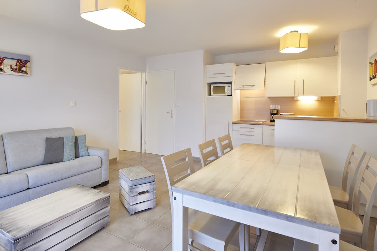 Apartment, 3 rooms cabin, 6 persons | Private kitchen | Full-sized fridge, microwave, stovetop, dishwasher