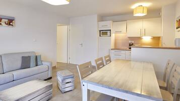 Apartment, 3 rooms cabin, 6 persons | Private kitchen | Full-sized fridge, microwave, stovetop, dishwasher