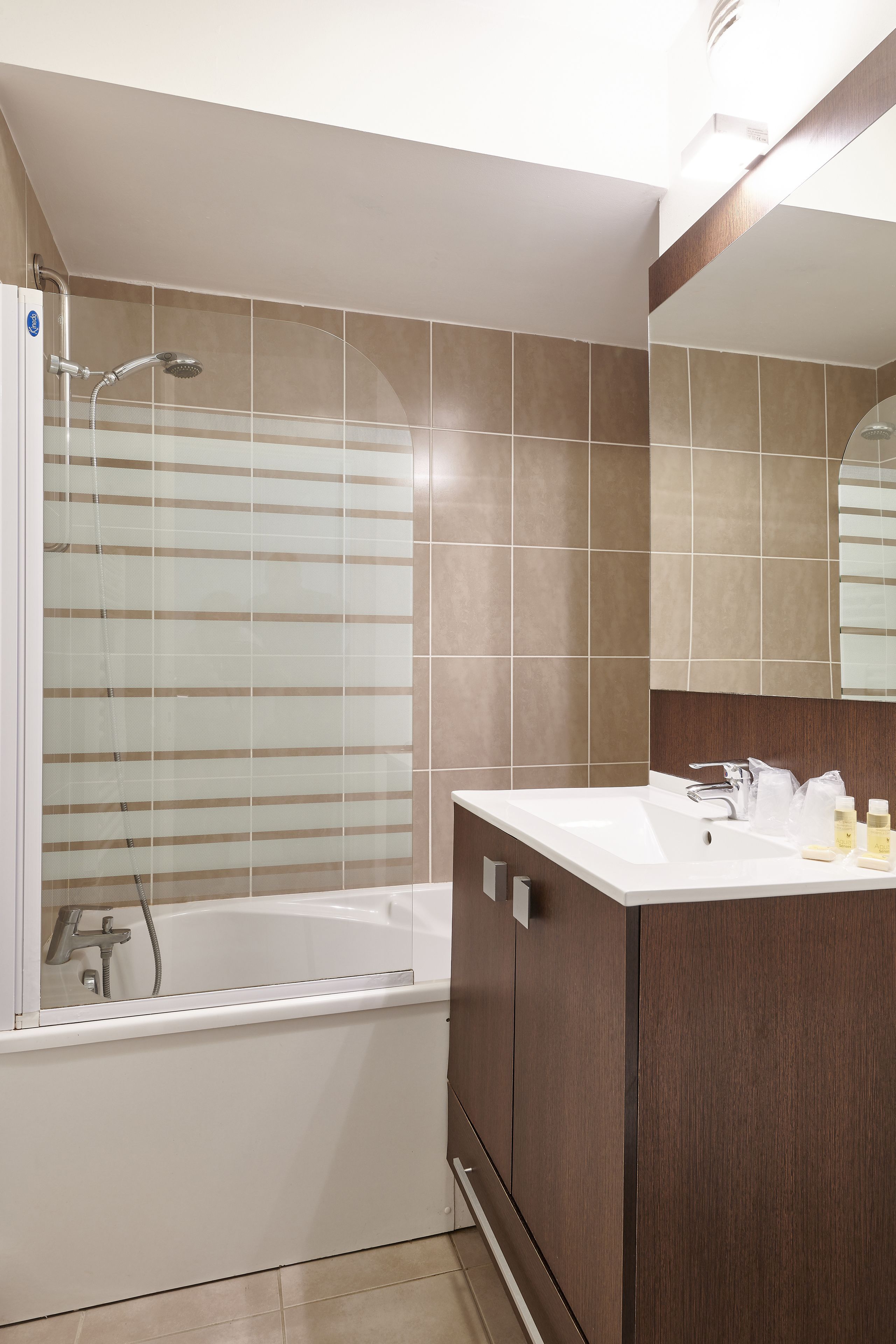 Un bagno moderno con una vasca, un lavandino e uno specchio.