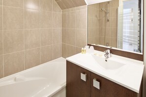 Separate tub and shower, free toiletries, hair dryer, towels