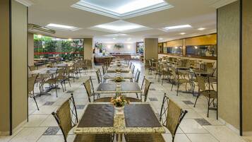 Café da manhã com buffet grátis todos os dias