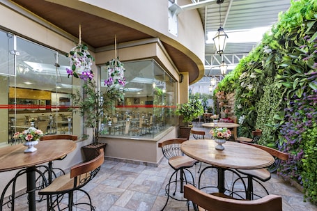 Desayuno buffet incluido todos los días . Thomasi Hotel Londrina