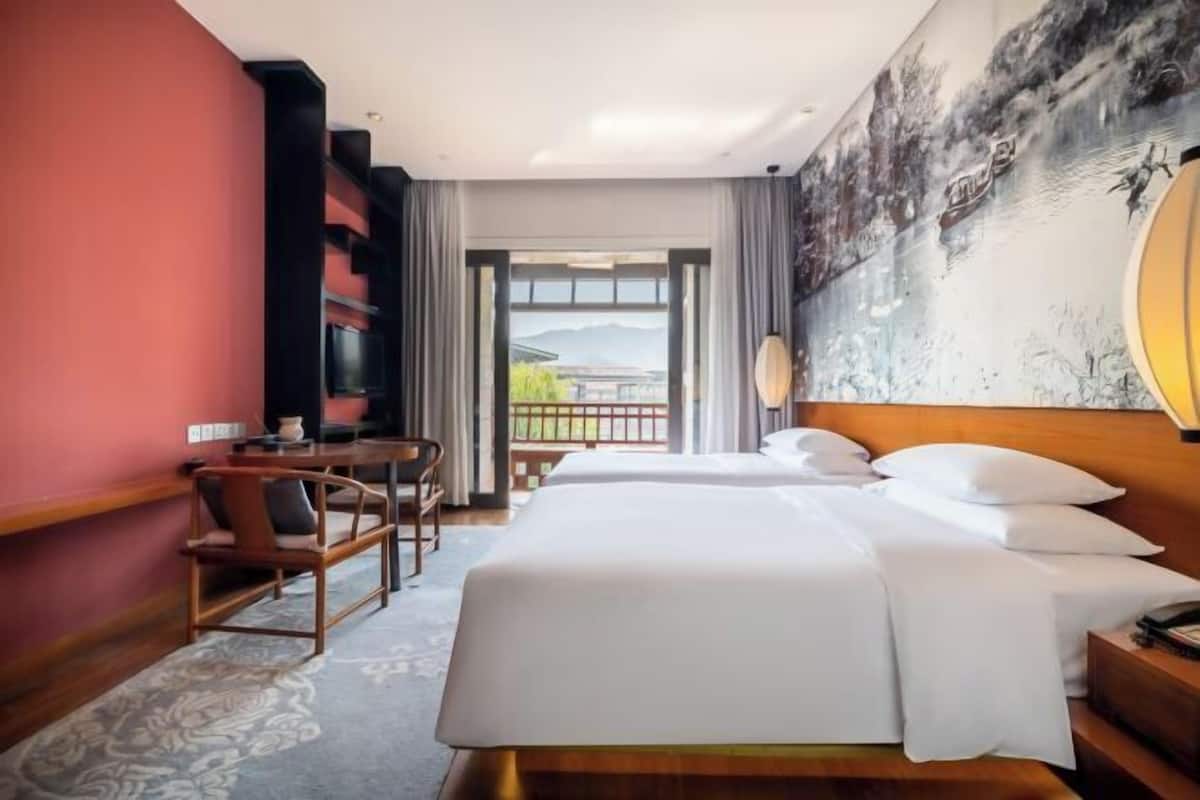 Frigobar, cofres nos quartos, escrivaninha, quartos à prova de som