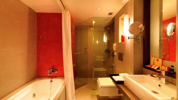 Spree King | Bathroom | Rainfall showerhead, free toiletries, hair dryer, slippers