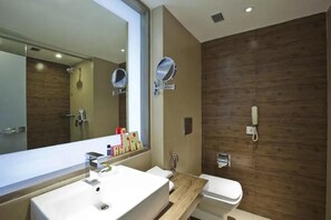 Habitación superior, 2 camas individuales | Baño | Regadera tipo lluvia y amenidades de baño de diseñador 