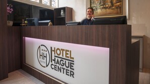 A hotel reception desk with a sign reading "HOTEL HAGUE CENTER". - Hotel Hague Center (The Hague)