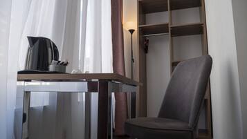 Habitación económica | Caja de seguridad en la habitación, escritorio y insonorización