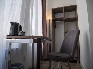 Economy-herbergi | Öryggishólf í herbergi, skrifborð, hljóðeinangrun