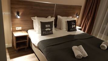 舒適雙人房 | 客房內保險箱、書桌、隔音、免費無線上網