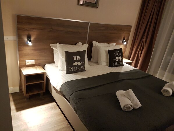 舒适双人房 | 客房内保险箱、办公桌、隔音、免费 WiFi