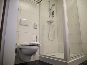 Dobbeltrom – standard, ingen vinduer | Bad | Dusj, hårføner og håndklær