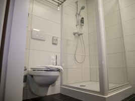 Ducha, secador de pelo, toallas
