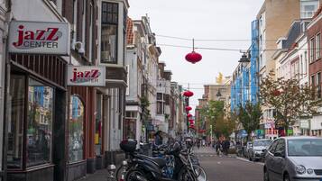 A street with buildings, a jazz center, and red lanterns.