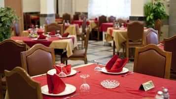 Se sirven almuerzos y cenas, cocina internacional