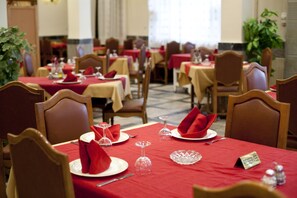 Déjeuner et dîner servis sur place, spécialités Cuisine internationale