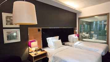 Junior Suite Twin | Minibar, odada kasa, masa, dizüstü bilgisayar çalışma alanı