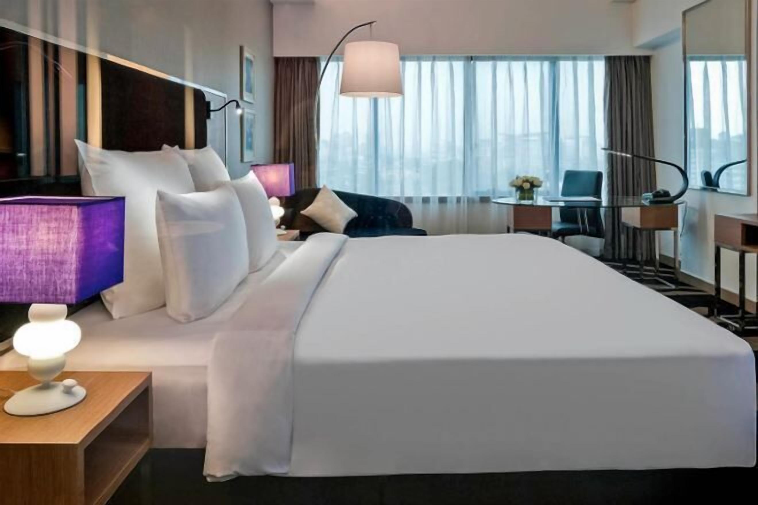 Minibar, coffres-forts dans les chambres, bureau