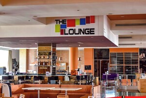 4 restaurants; breakfast, lunch, dinner and brunch served