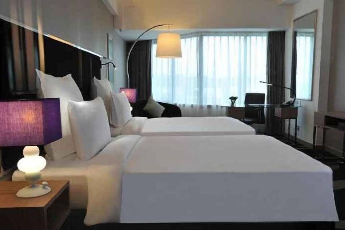 Minibar, két bảo mật tại phòng, bàn